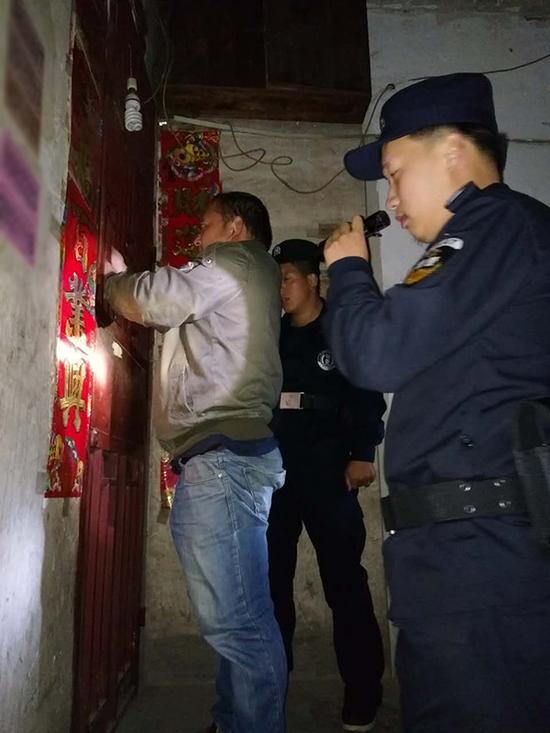 香港岛粗心妈妈误将幼女锁家中 民警全城寻开锁师傅开门